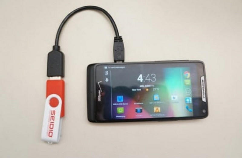 Открыть телефоне usb. USB OTG переходник для андроид. Подключить смартфон к флешку через юсб переходник. Флешка к телефону через USB OTG. Смартфон с разъемом Mini-USB.