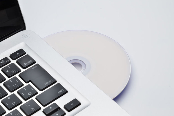 Włóż dysk CD do komputera Mac