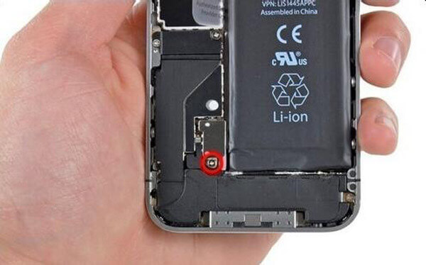 Usuń wewnętrzne śruby iPhone'a 4