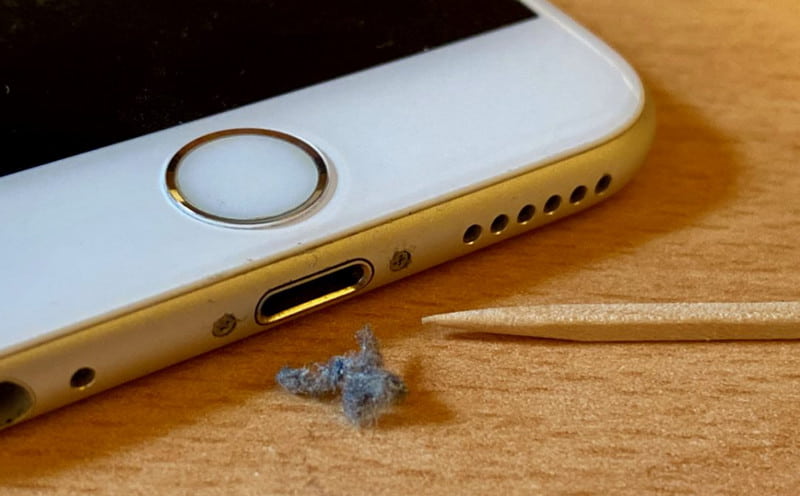 Vyčistěte nabíjecí port iPhone Nabíjejte pomalu