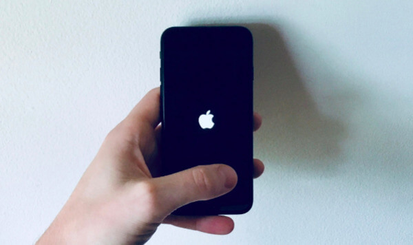 iPhone fast på apple logo